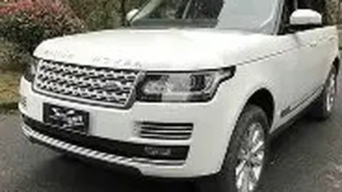 当红网红向迪丽热巴求婚：横幅跪地求婚九个月：赠你豪车法拉利