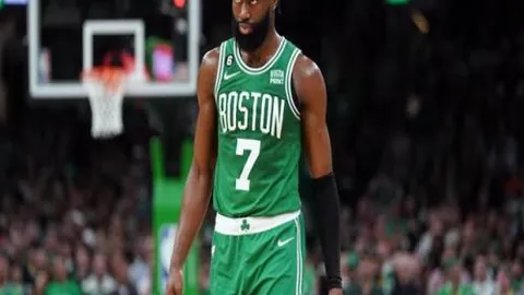 “世界杯决赛首半场两次换将，法国队险被翻盘逆转”